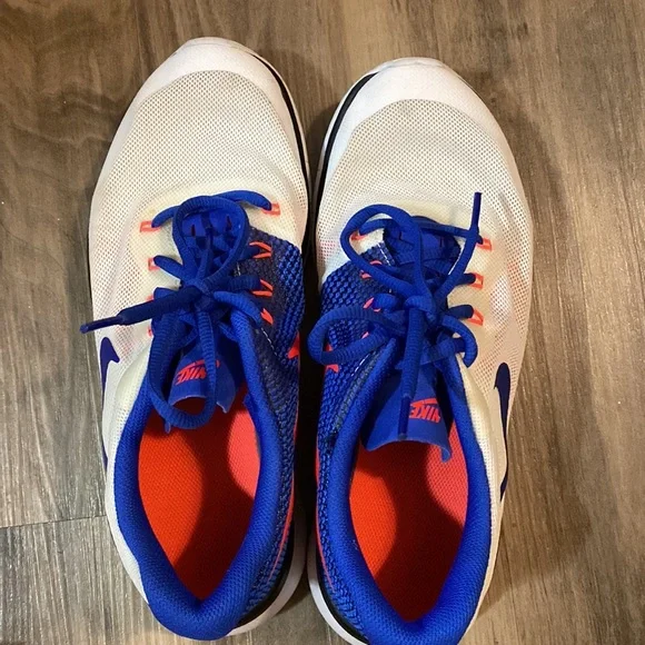 Women’s Nike tennis Shoes - Picture 2 of 3